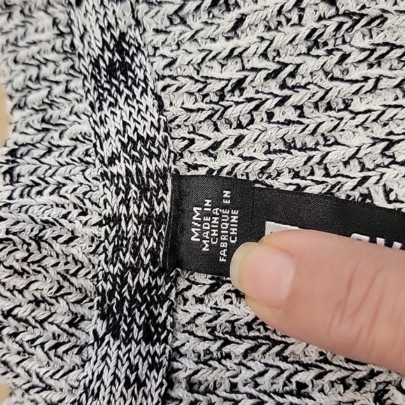 Design Lab Lord and Taylor Size M, Cold Shoulder Marled Black & Gray Sweater - Picture 10 of 11